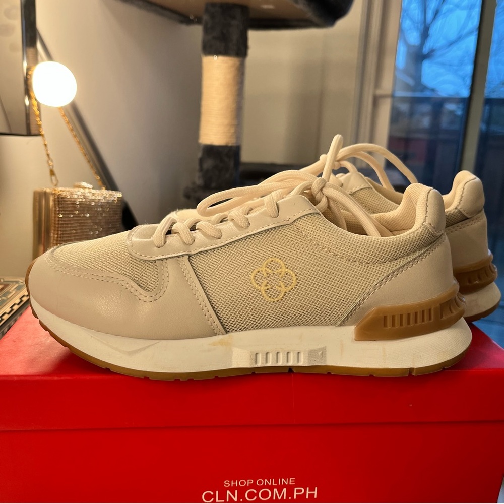Excellent condition. Worn once traveling.